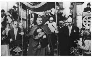 1955 - El cardenal Fernando Quiroga Palacios bajo palio
